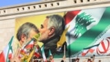 بیلبوردی از تصاویر قاسم سلیمانی، فرمانده سابق نیروی قدس سپاه پاسداران، و حسن نصرالله، دبیرکل سابق حزب‌الله همراه با پرچم لبنان در جنوب بیروت 