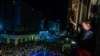 Nicușor Dan salută mulțimea în noaptea de 18 spre 19 mai, după ce a câștigat alegerile prezidențiale din România.