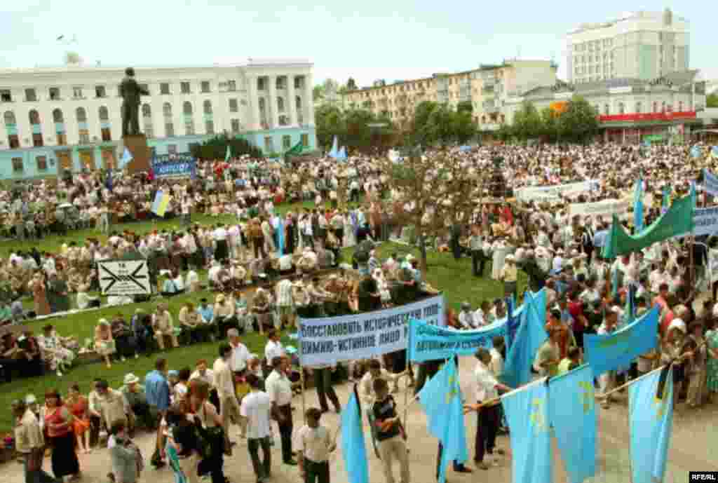 Украинада Кырым татарларның сөргенгә җибәрелүe искә алына. 18 май 2007 ел