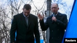 Оппозиционные украинские политики Арсений Яценюк (справа) и Виталий Кличко (слева) во время акции протеста у здания правительства. Киев, 27 ноября 2013 года.