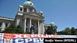 Panoi ispred zgrade Skupštine Srbije koje su postavila udruženja stradalih na Kosovu, 10.juli2015