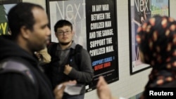 Участники Cовета по американо-исламским отношениям говорят с пассажирами метро рядом с плакатом "Победи джихад". Нью-Йорк, 24 сентября 2012 года.