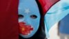 Pripadnica Ujgura nosi masku dok prisustvuje protestu protiv Kine ispred kineskog konzulata u Istanbulu, Turska, 1. oktobra 2019. (Ilustrativna fotografija)