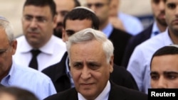 موشه کاتساو در حال خروج از دادگاهی در اسرائیل