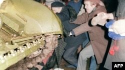 Літоўцы спрабуюць спыніць савецкі танк перад Віленскай тэлевежай, 1991 год