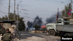 Hyrja për në Aeroportin në Donetsk, pas sulmeve te rebelëve.
