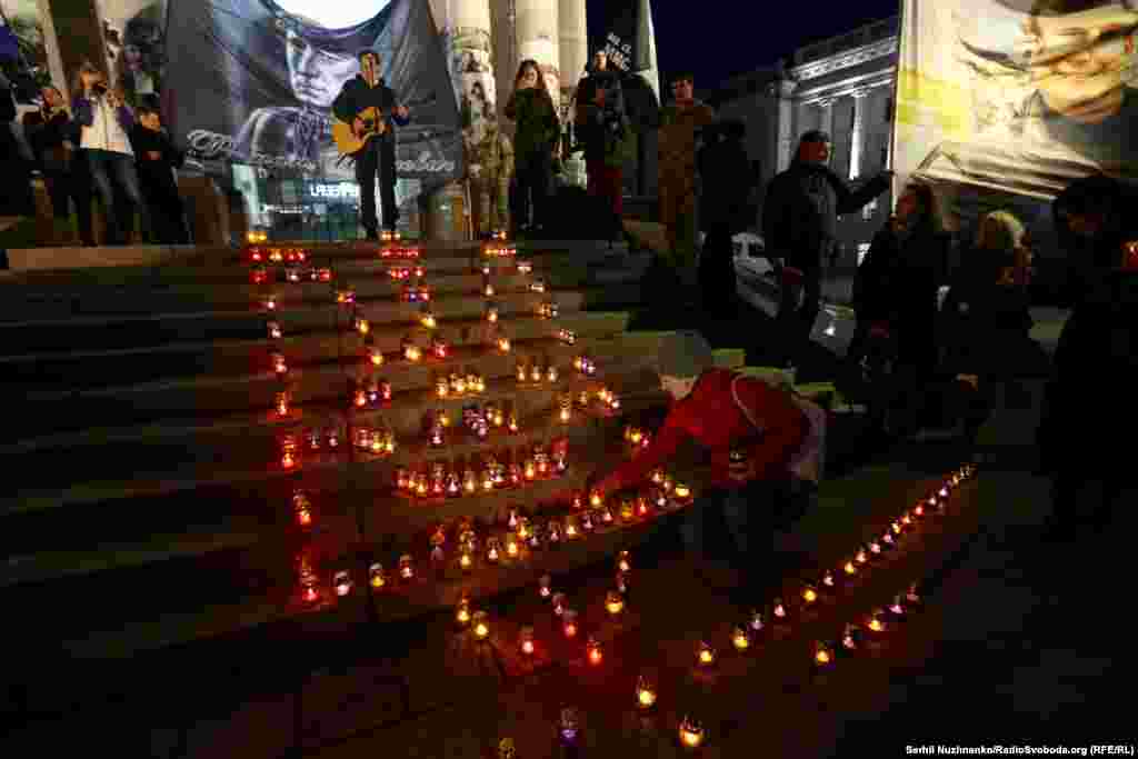 В кінці акції учасники виклали тризуб із лампадок...