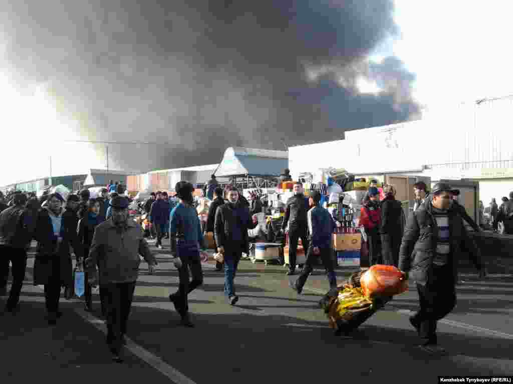 Алматы қалалық төтенше жағдайлар департаментінің өртке қарсы қызметі өкілі Антон Кияткиннің айтуынша, 17 қараша күні «Құлагер» базары аумағының үш мың шаршы метрден астамы өртенген.
