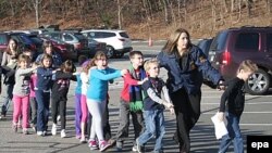 Copii de la șocala primară Sandy Hook din Newtown, Connecticut, evacuați de forșele de ordine.