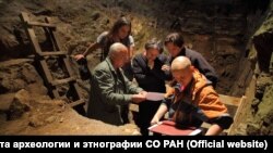 Ученые в Денисовой пещере