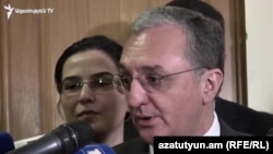 Глава МИД Армении Зограб Мнацаканян беседует с журналистами (архив)
