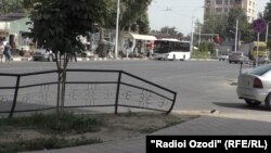 Место дорожной аварии в Душанбе, где были сбиты два пешехода. 