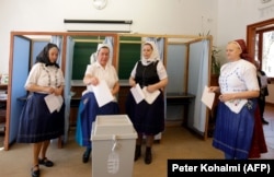 Жінки, одягнені в традиційне угорське вбрання, на одній з виборчих дільниць під час парламентських виборів в Угорщині, 8 квітня 2018 року