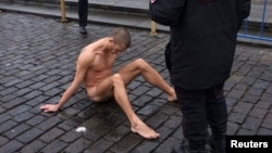 پیوتر پاولنسکی ۱۹ آبان‌ماه در میدان سرخ مسکو٬ مقابل چشم عابران پیاده وحشت‌زده٬ پوست بیضه‌های خود را به سنگ فرش میدان میخ کرد.