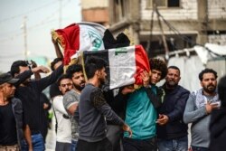 Іракці несуть труну загиблого водія моторікши, який перевозив мітингарів і був убитий під час сутичок у Багдаді, 28 листопада 2019 року