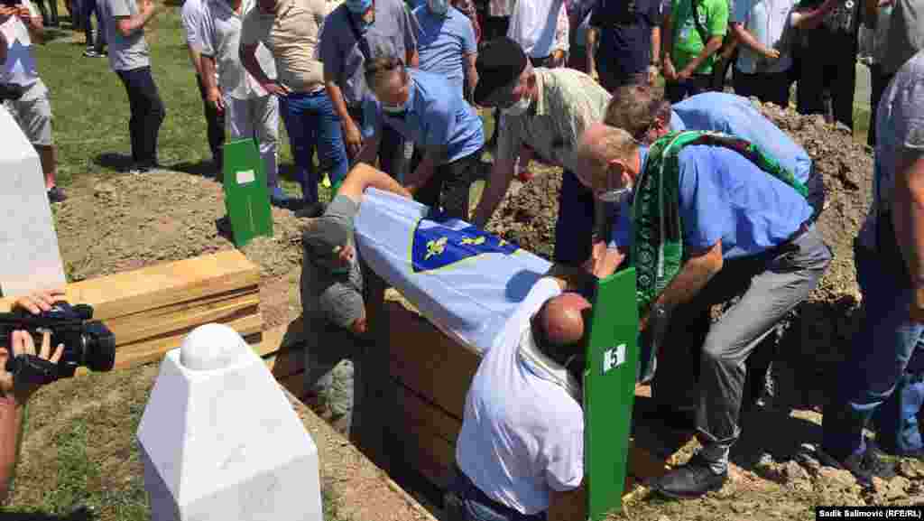 Bosnia-Herzegovina - Funeral of 9 Srebrenica genocide victimes, Potocari, 11Jul2020