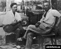 Художник Микола Глущенко (ліворуч) і політичний та громадський діяч, письменник Володимир Винниченко. Берлін, 1920-і роки