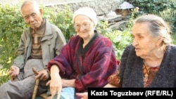 Жители Алматы Юрий Пан, Раиса Карасенко, Мария Квашнина (слева направо).