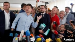 Ուկրաինա - Նախագահ Վլադիմիր Զելենսկին ընտրատեղամասում զրուցում է լրագրողների հետ, Կիև, 21-ը հուլիսի, 2019թ․