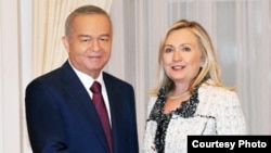Ислам Каримов, Өзбекстан президенті (сол жақта) және Хилари Клинтон, АҚШ мемлекеттік хатшысы. Ташкент, 23 қазан 2011 жыл