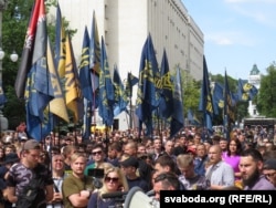 A Nemzeti Hadtest Párt felvonulása Ukrajnában a külföldi önkéntesekkel, akik az ukrán kormányerők mellett harcoltak a Donbászban. A párt Zelenszkij ukrán elnök ellen tüntetett Kijevben 2019 júniusában