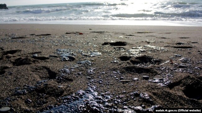 Мазут на узбережжі Судака, архівне фото