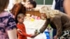 Дружина президента США Джилл Байден вітається із дічинкою-втікачкою від війни. Ужгород, 8 травня 2022 р