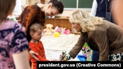 Дружина президента США Джилл Байден вітається із дічинкою-втікачкою від війни. Ужгород, 8 травня 2022 р