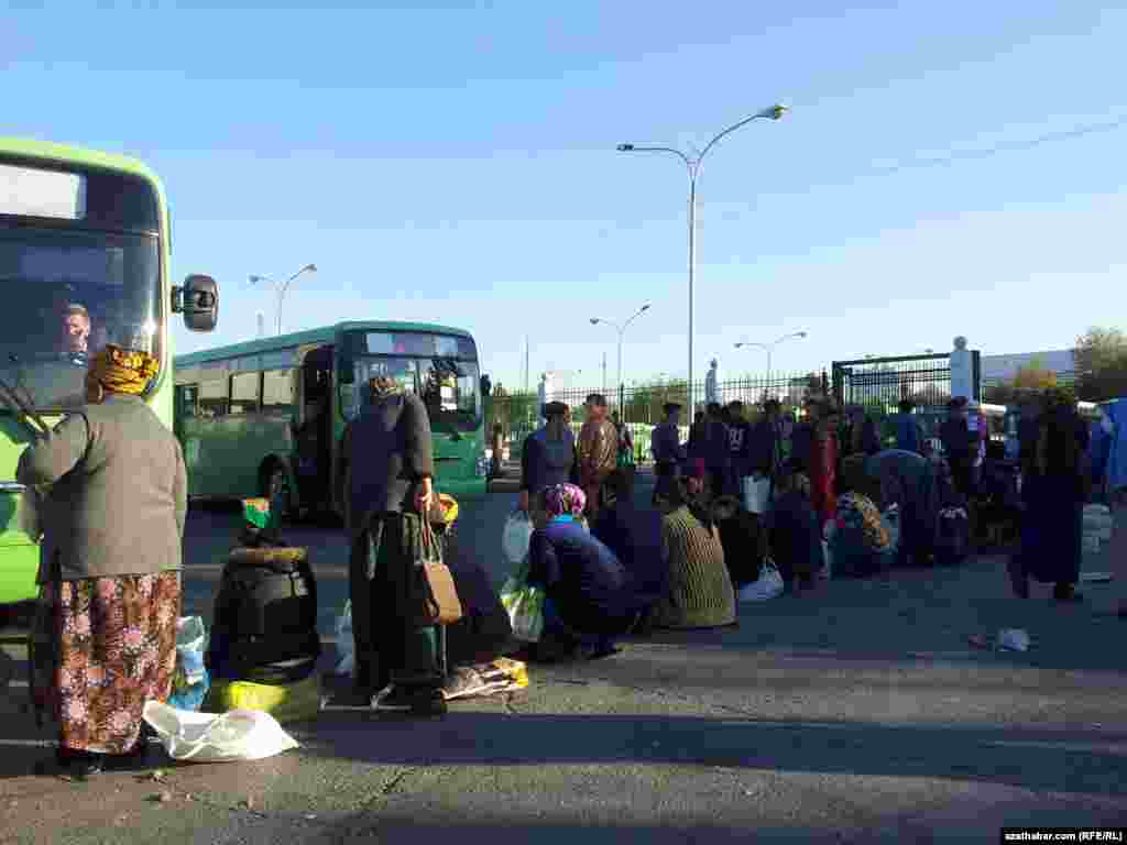 Awtobus duralgasynda söwda edip oturan adamlar 