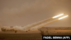 Марокаш, соли 2021. Пойгоҳи мушакии HIMARS (M142 High Mobility Artillery Rocket System) ҳангоми истифода дар машқҳои низоми "Шери Ариқо" 