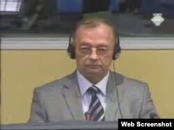Manojlo Milovanović svjedoči u Hagu, 6. prosinac 2011.