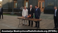 Американські сенатори Рон Джонсон (у центрі) та Кріс Мерфі (праворуч), Київ, 5 вересня 2019 року