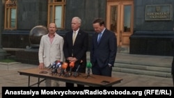 U.S. senators Ron Johnson (center) and Chris Murphy (rigth) talk to journalists in Kyiv on September 5.