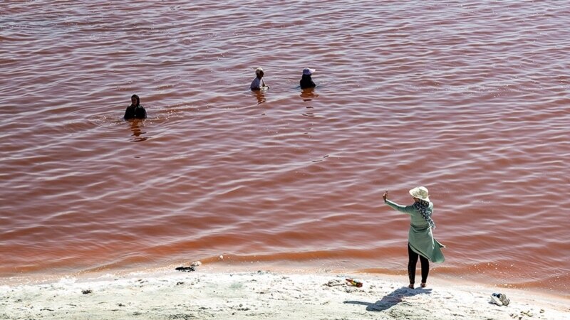 دریاچه ارومیه و شناگرانی که نمک‌گیر می‌شوند