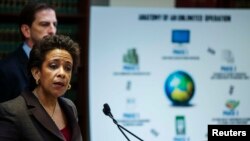 Loretta Lynch vorbind la o conferință de presă