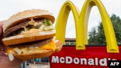 «The Economist» anunță publicarea iminentă a «indicelui Big Mac», instrument economic inventat în 1986: un indice ludic pentru a lămuri dacă monedele sunt la nivelul lor „corect”. 