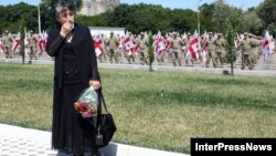 Женщина с цветами в день третьей годовщины августовской войны между Россией и Грузией. Тбилиси, 8 августа 2011 года.