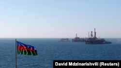 تصویری آرشیوی از یک میدان نفتی جمهوری آذربایجان در دریای خزر 