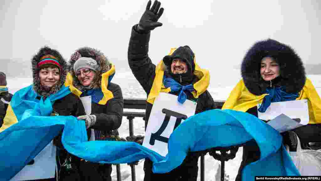 Учасники зібралися на лівому та правому берегах Дніпра о восьмій ранку