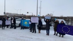 Митинг перед представительством ЕС в столице Казахстана. Нур-Султан, 26 ноября 2019 года.