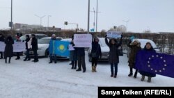 Еуропа одағы өкілдігі алдында белсенділер тобы саяси тұтқындарды босатуды талап етіп тұр. Нұр-Сұлтан, 26 қараша 2019 жыл.