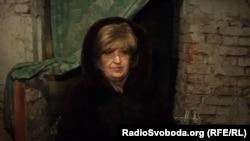 Жителька Донецька Олена у підвалі. Тут її родина переховується від обстрілів