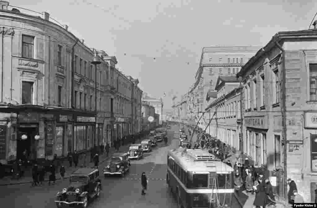 A view of Gorky street in Moscow in 1939, before it underwent reconstruction. 
