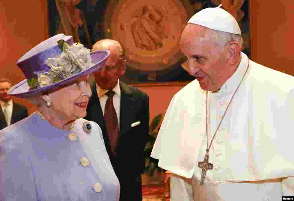 Елизавета с папой римским в 2014 году