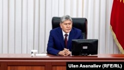 Экс-президент Алмазбек Атамбаев в Жогорку Кенеше. Архивное фото.