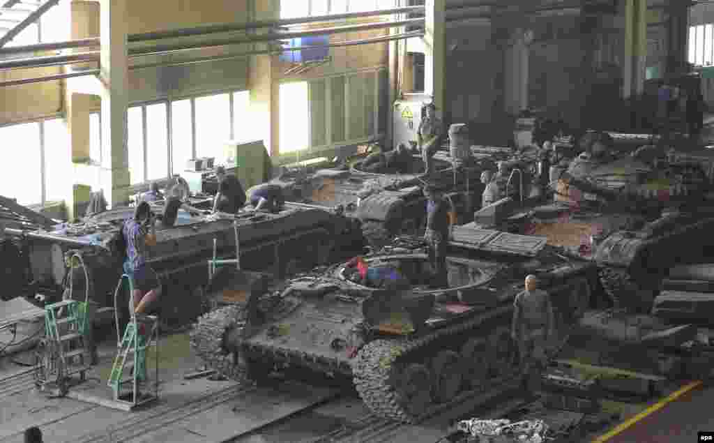 Відновлення військової техніки в одному з цехів Львівського бронетанкового ремонтного заводу, 7 серпня 2015 року