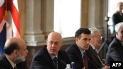 Ministrul de finanța american Henry Paulson (2ndL) discutînd cu Ben Bernake
