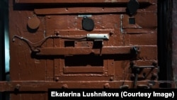 Дверь в камеру Бутырской тюрьмы (экспонировалась в Музее истории ГУЛАГа, Москва)