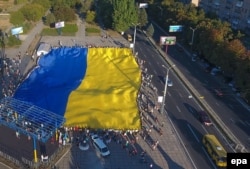У Маріуполі розвернули найбільший державний прапор в Україні розміром 60 на 40 метрів на підтримку Єдиної України, 10 вересня 2016 року