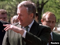 Rusiya - Anatoly Sobchak (öndə) və Putin (arxada) May 1994